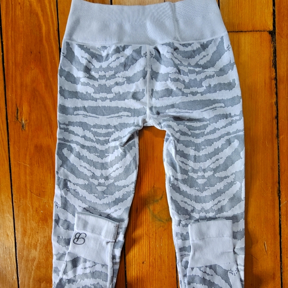 Bombshell Fitness,size medium, grey and white.